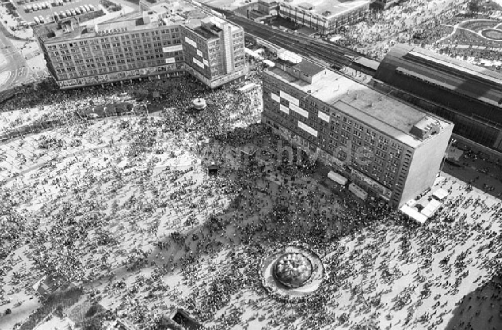 DDR-Bildarchiv: Berlin - Mitte - Massen um den Alexanderplatz Veröffentlicht 6