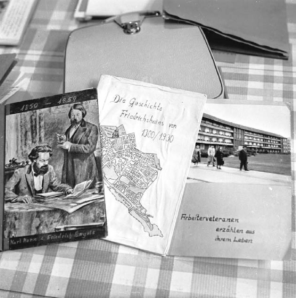 DDR-Bildarchiv: Berlin - Material zur Geschichte der deutschen Arbeiterbewegung. Foto: Schmidtke