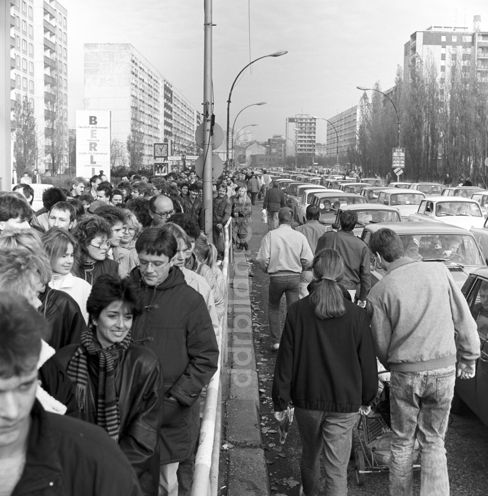 Berlin: Maueröffnung an der Grenzübergangstelle mit Menschenandrang in Berlin in der DDR