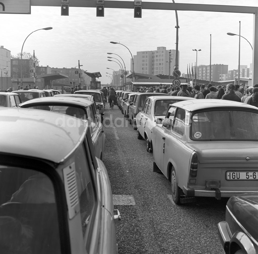 DDR-Bildarchiv: Berlin - Maueröffnung an der Grenzübergangstelle mit Menschenandrang in Berlin in der DDR