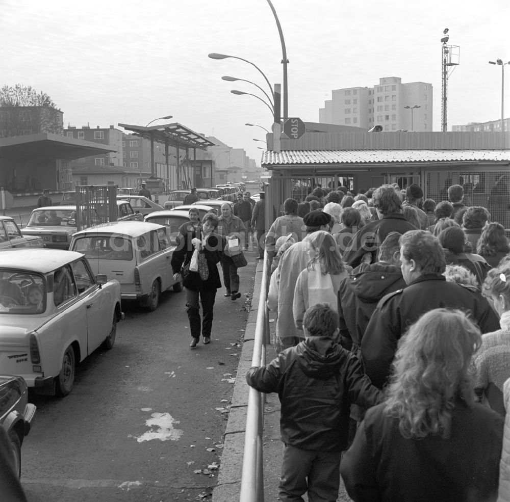 DDR-Fotoarchiv: Berlin - Maueröffnung an der Grenzübergangstelle mit Menschenandrang in Berlin in der DDR