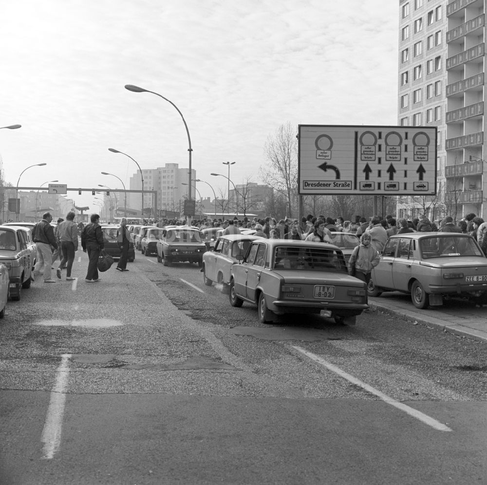 Berlin: Maueröffnung an der Grenzübergangstelle mit Menschenandrang in Berlin in der DDR