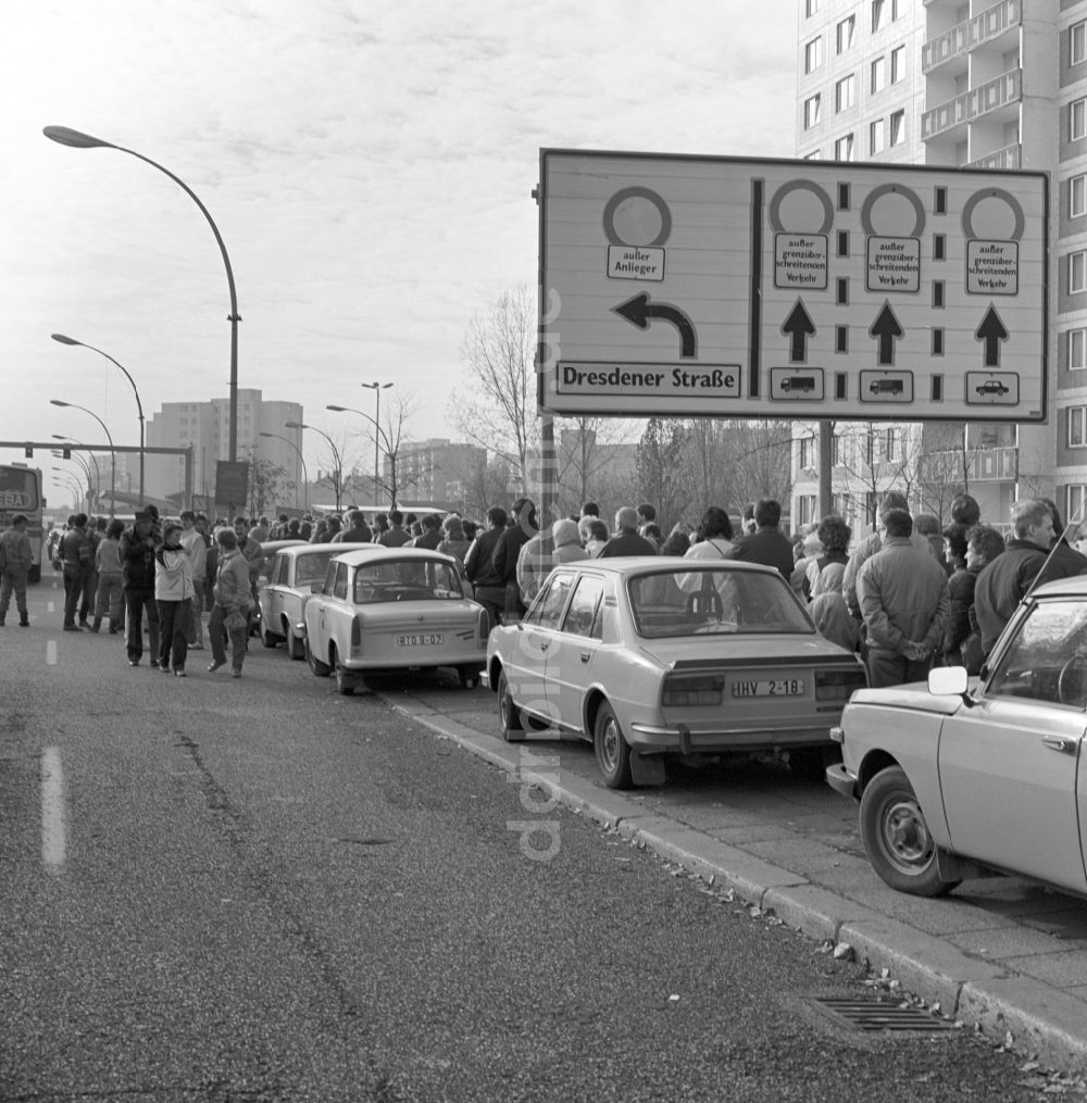 DDR-Bildarchiv: Berlin - Maueröffnung an der Grenzübergangstelle mit Menschenandrang in Berlin in der DDR