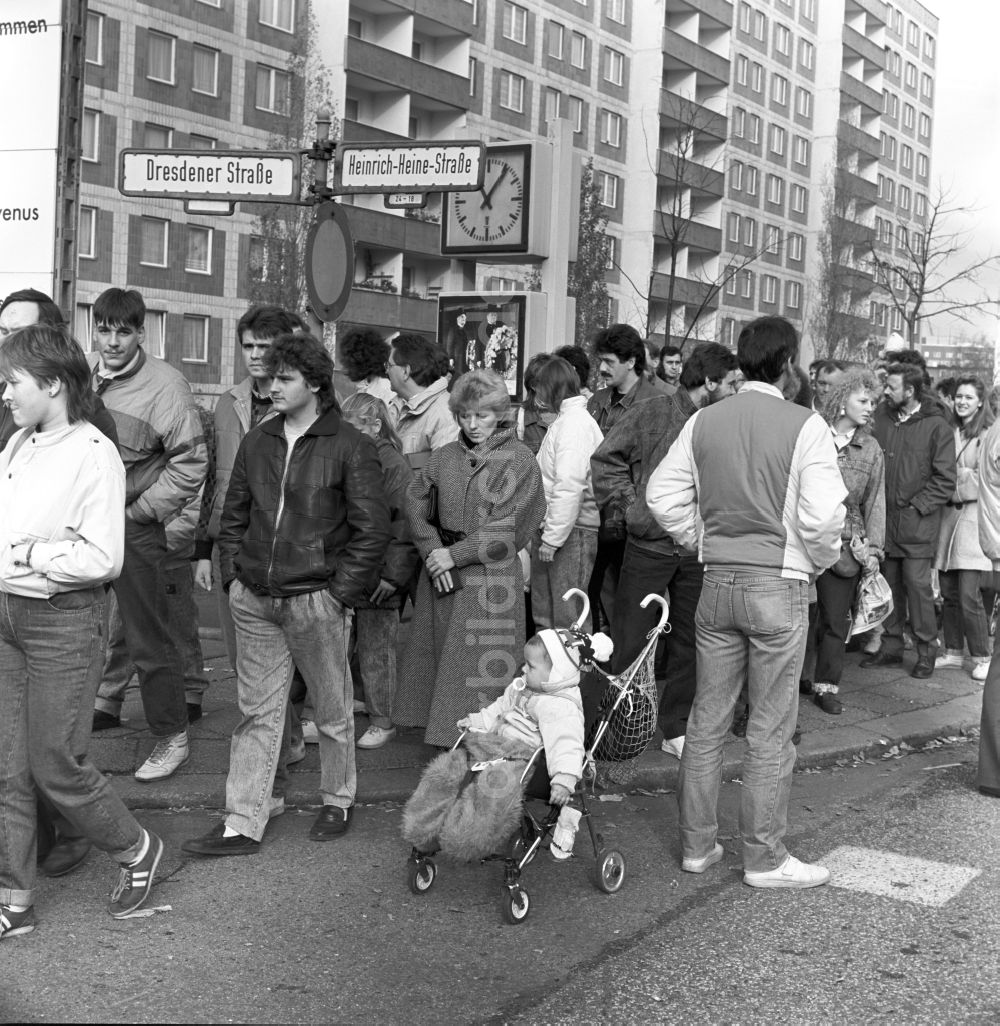 DDR-Fotoarchiv: Berlin - Maueröffnung an der Grenzübergangstelle mit Menschenandrang in Berlin in der DDR