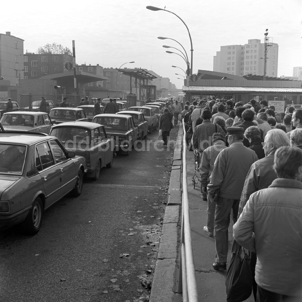 DDR-Bildarchiv: Berlin - Maueröffnung an der Grenzübergangstelle mit Menschenandrang in Berlin in der DDR