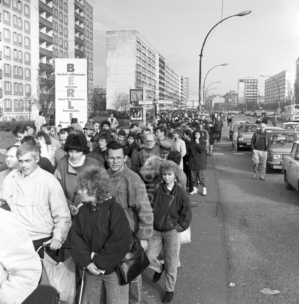 DDR-Fotoarchiv: Berlin - Maueröffnung an der Grenzübergangstelle mit Menschenandrang in Berlin in der DDR