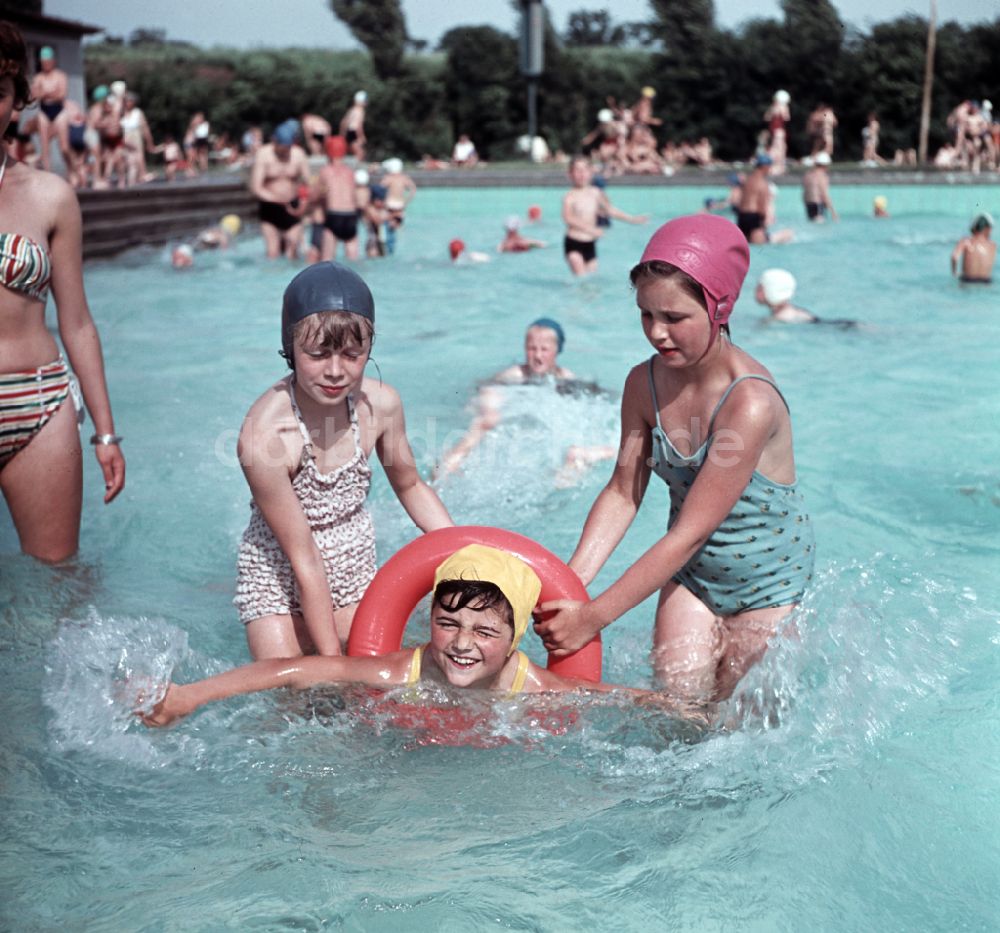 DDR-Bildarchiv: Berlin - Mädchen in Badeanzügen und mit Badekappen und Schwimmring in einem Freibad in Berlin in der DDR