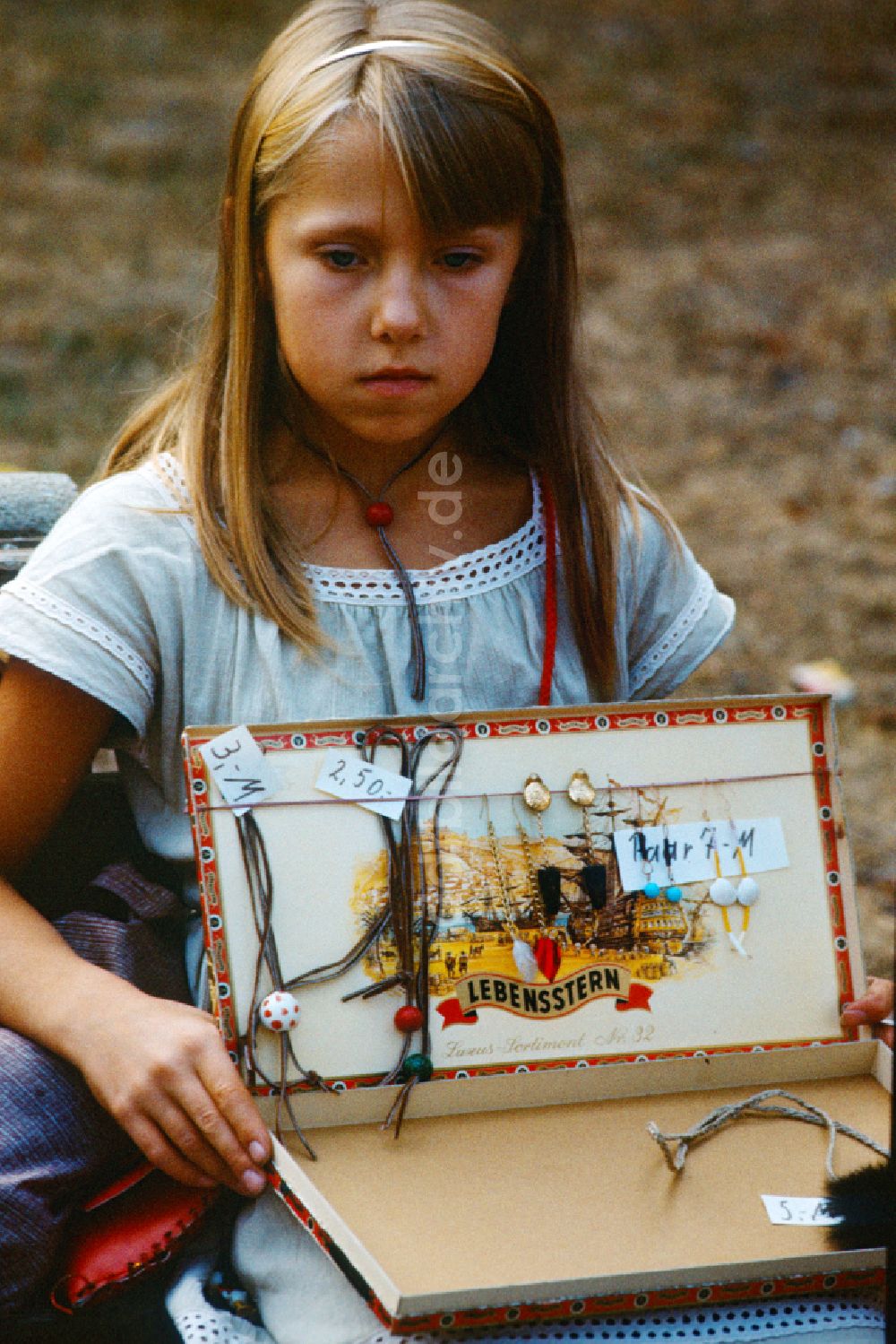 Berlin: Mädchen verkauft Ohrringe und Lederhalsbänder in Berlin in der DDR