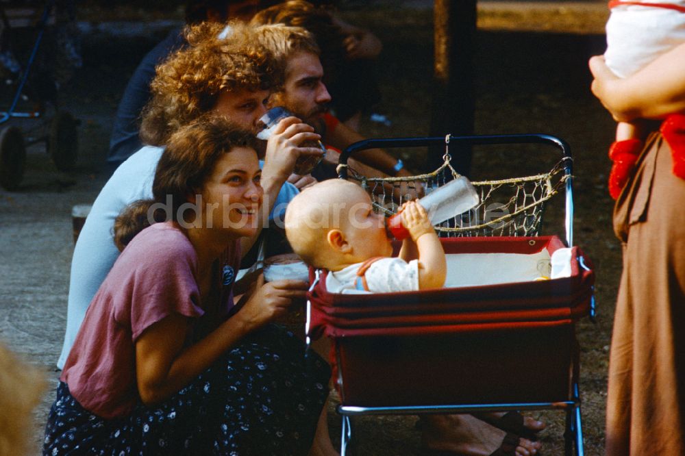 Berlin: Menschen auf dem Pankefest in Berlin in der DDR