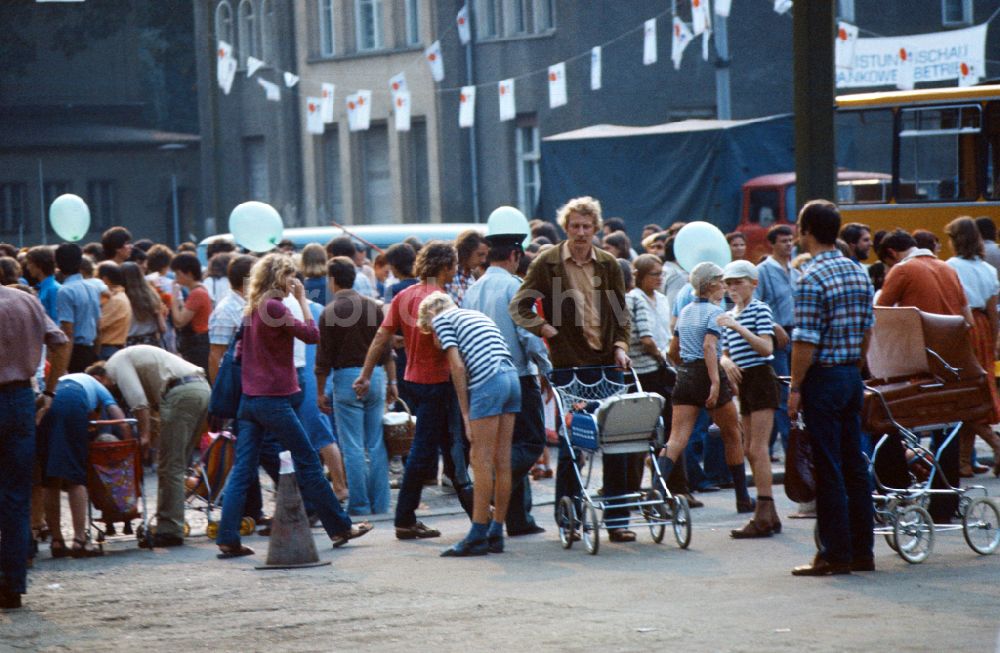 DDR-Bildarchiv: Berlin - Menschen auf dem Pankefest in Berlin in der DDR