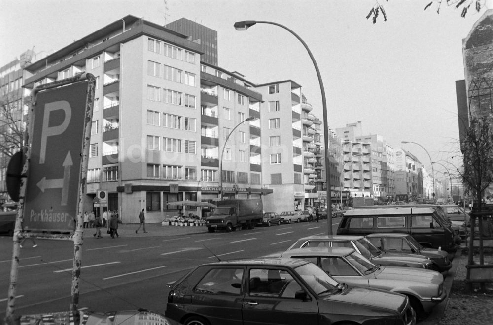 DDR-Fotoarchiv: Berlin - Menschen aus West und Ost kurz nach der Wende in Westberlin