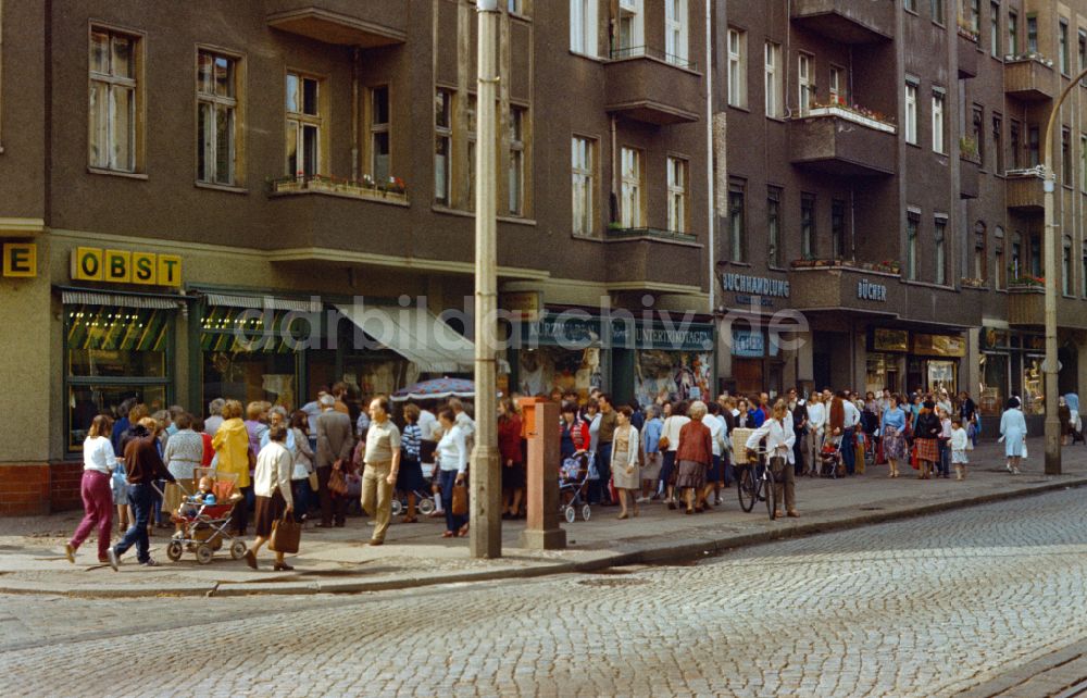 DDR-Bildarchiv: Berlin - Menschenschlange vor einem Obstladen in Berlin in der DDR