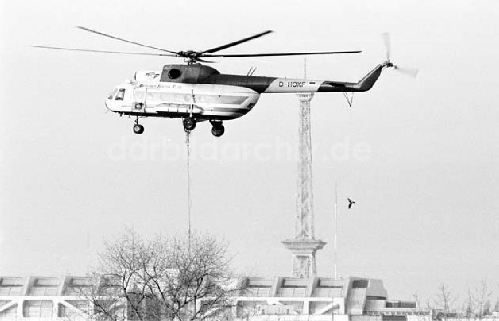 DDR-Fotoarchiv: Berlin - Mi-8-Kranflug-Einsatz Charlottenburg 13.01.1993