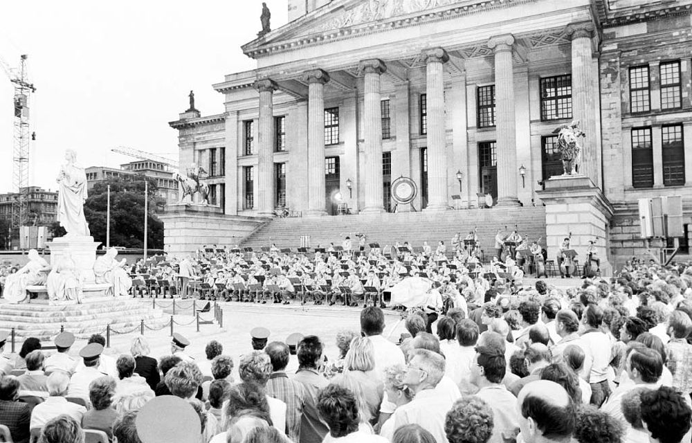 Berlin: Militärkonzert auf dem Platz der Akademie zum 200. Jahrestag der Französischen Revolution 14.07.1989