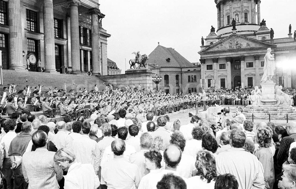 DDR-Bildarchiv: Berlin - Militärkonzert auf dem Platz der Akademie zum 200. Jahrestag der Französischen Revolution 14.07.1989