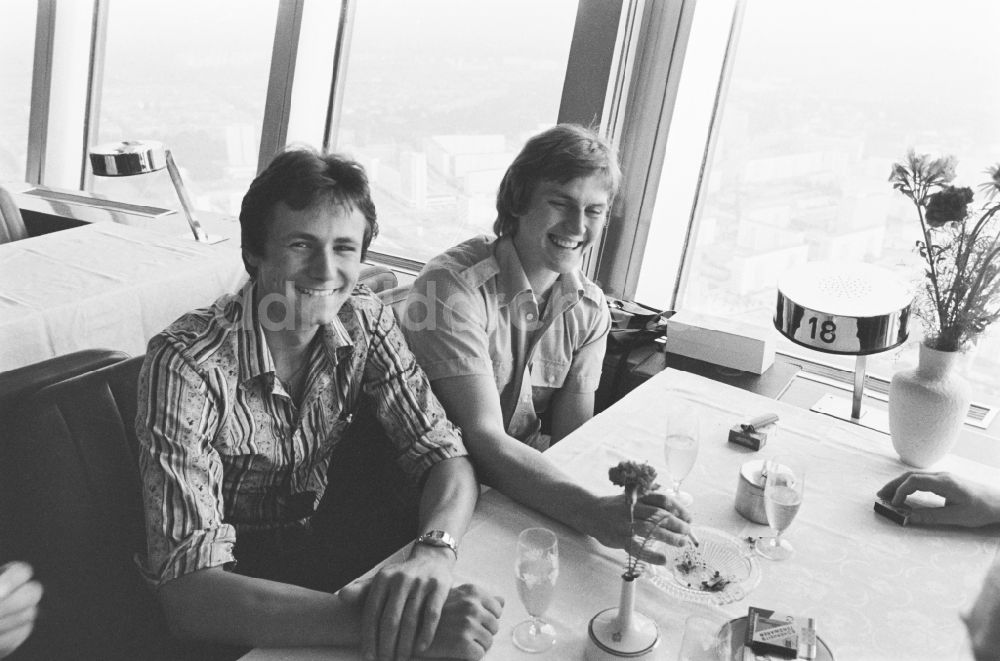 DDR-Bildarchiv: Berlin - 11 Millionster Besucher auf dem Fernsehturm in Berlin in der DDR