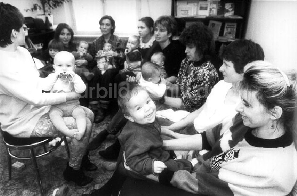 DDR-Fotoarchiv: Berlin - Mitglieder einer Stillgruppe im Köpenicker Frauenzentrum pep 11.02.1993