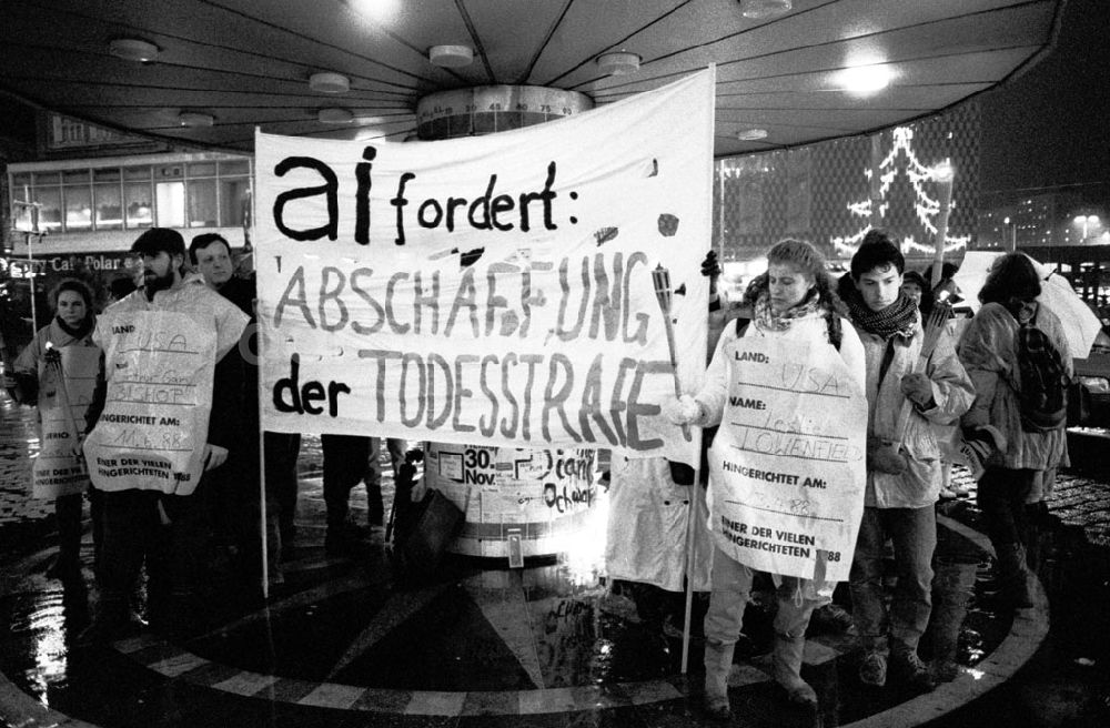 Berlin-Mitte: Mitte - Berlin Demo - Amnestie International fordert Abschaffung der Todesstrafe 10.12.90 Foto: Lange Umschlag: 1534