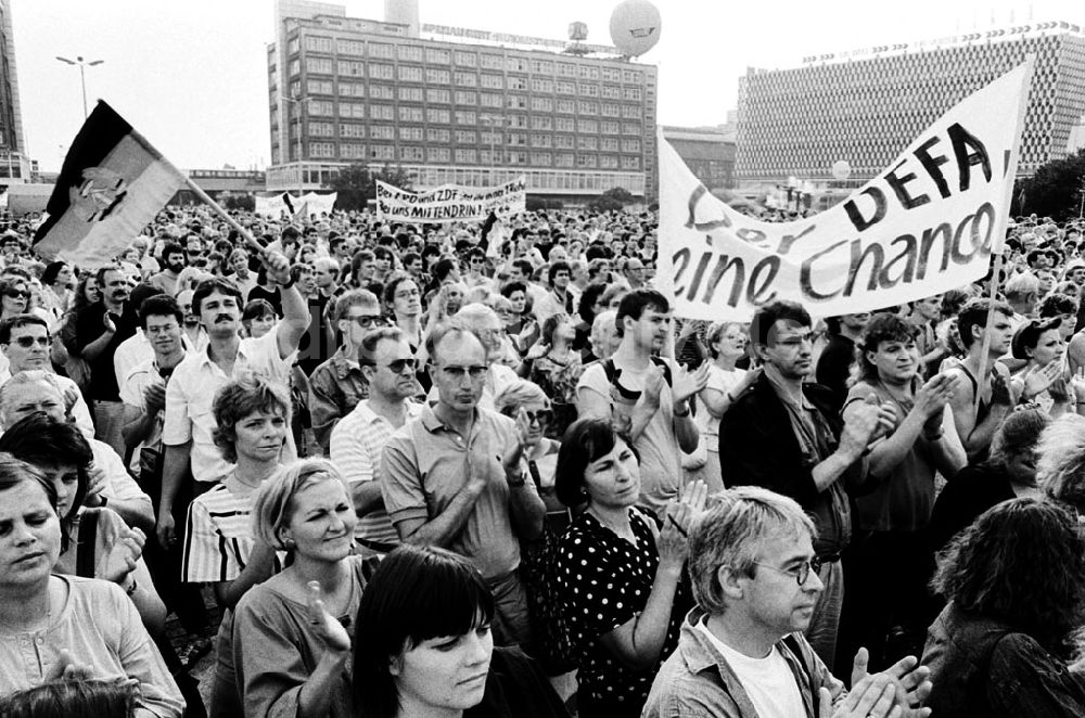 DDR-Fotoarchiv: Berlin-Mitte - Mitte - Berlin Demo zum Erhalt der Medien auf dem Alex 28.06.90 Foto: ND/Lange Umschlagnummer: 0865