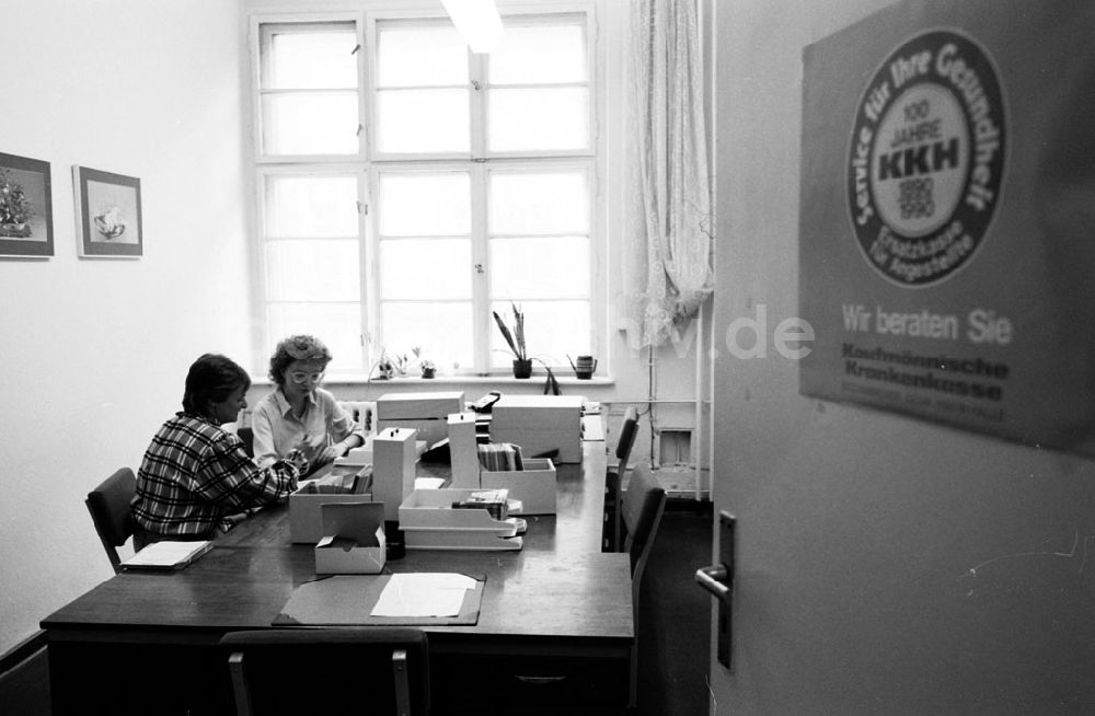 Berlin-Mitte: Mitte - Berlin 1. Kaufmännische Krankenkasse in Ostberlin, Littenstr. 12.09.90 Foto: ND/Lange Umschlagnummer: 1163