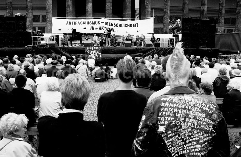 DDR-Bildarchiv: Berlin-Mitte - Mitte - Berlin OdF-Tag im Lustgarten 09.09.90 Foto: ND/Lange Umschlagnummer: 1149