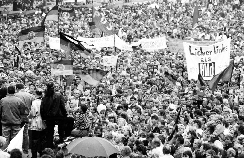 DDR-Fotoarchiv: Berlin-Mitte - Mitte - Berlin OdF-Tag im Lustgarten 09.09.90 Foto: ND/Lange Umschlagnummer: 1149