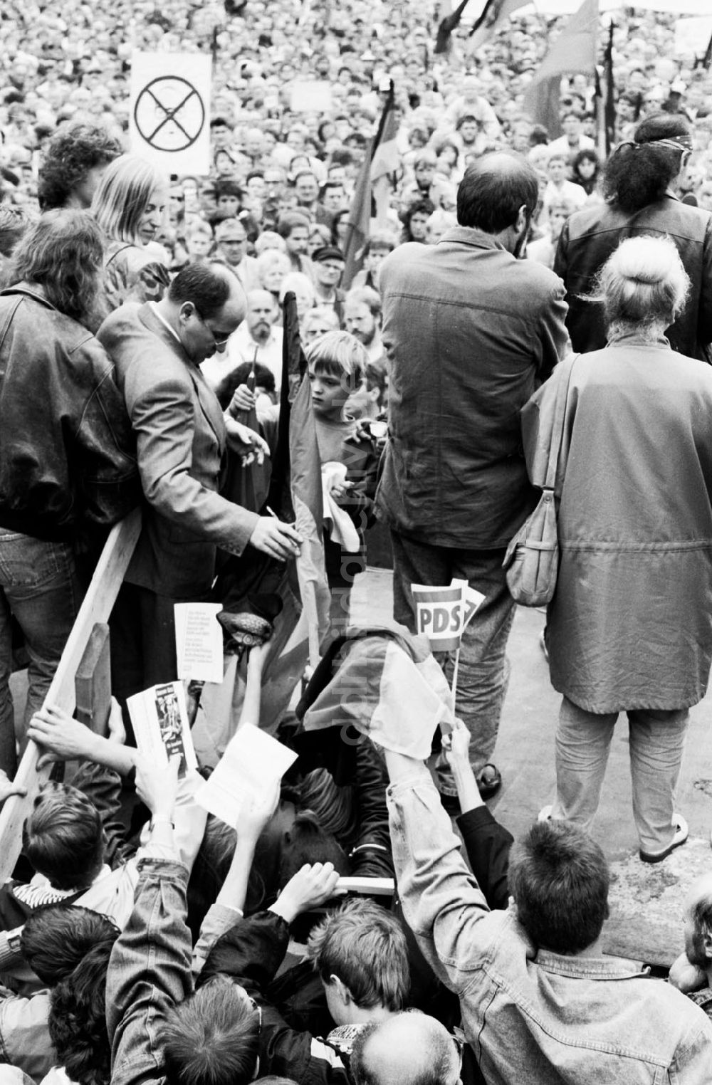 Berlin-Mitte: Mitte - Berlin OdF-Tag im Lustgarten 09.09.90 Foto: ND/Lange Umschlagnummer: 1149