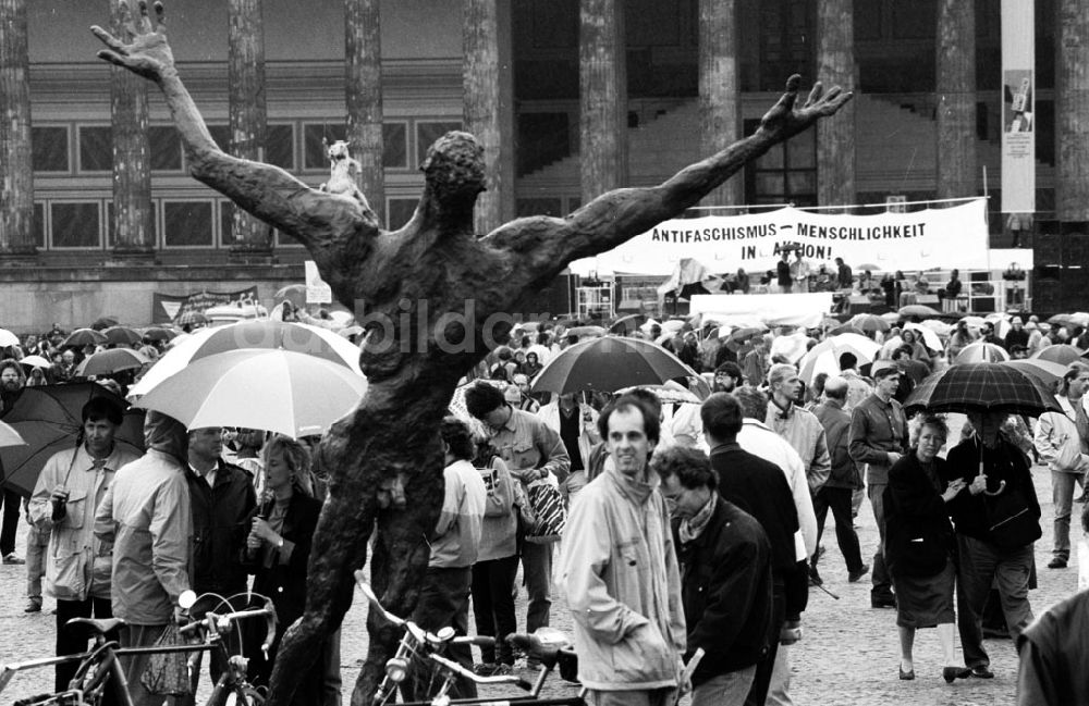 DDR-Bildarchiv: Berlin-Mitte - Mitte - Berlin OdF-Tag im Lustgarten 09.09.90 Foto: ND/Lange Umschlagnummer: 1149