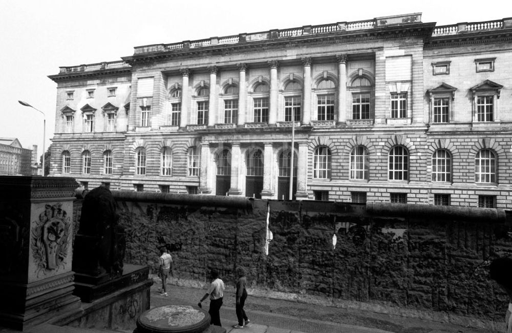 DDR-Fotoarchiv: Berlin-Mitte - Mitte - Berlin Preußischer Landtag in Berlin 30.07.90 Foto: Lange Umschlag: 0994