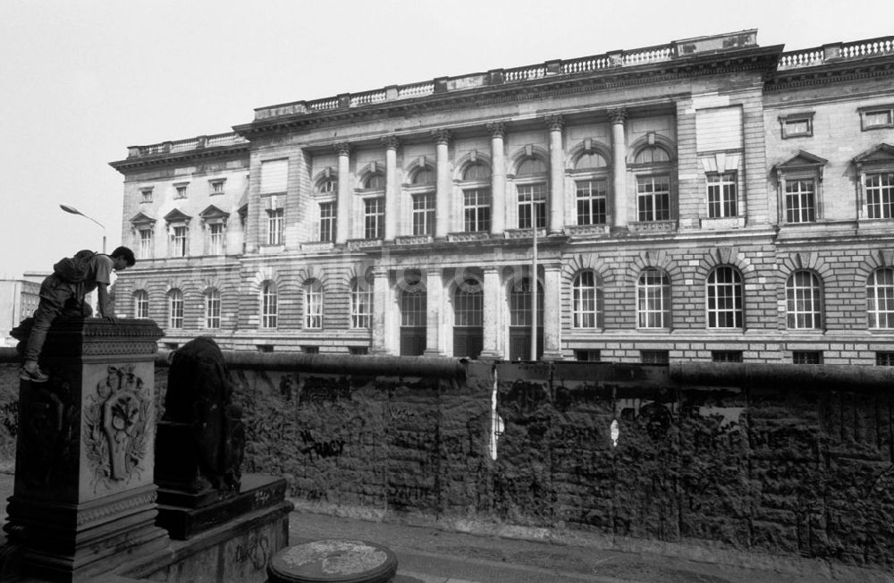 Berlin-Mitte: Mitte - Berlin Preußischer Landtag in Berlin 30.07.90 Foto: Lange Umschlag: 0994