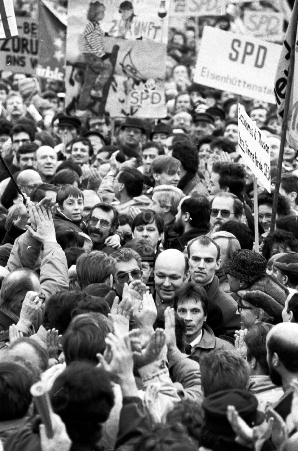 Berlin-Mitte: Mitte-Berlin SPD-Demo auf dem Alex 14.01.90 Foto: Lange Umschlagnummer: 0066