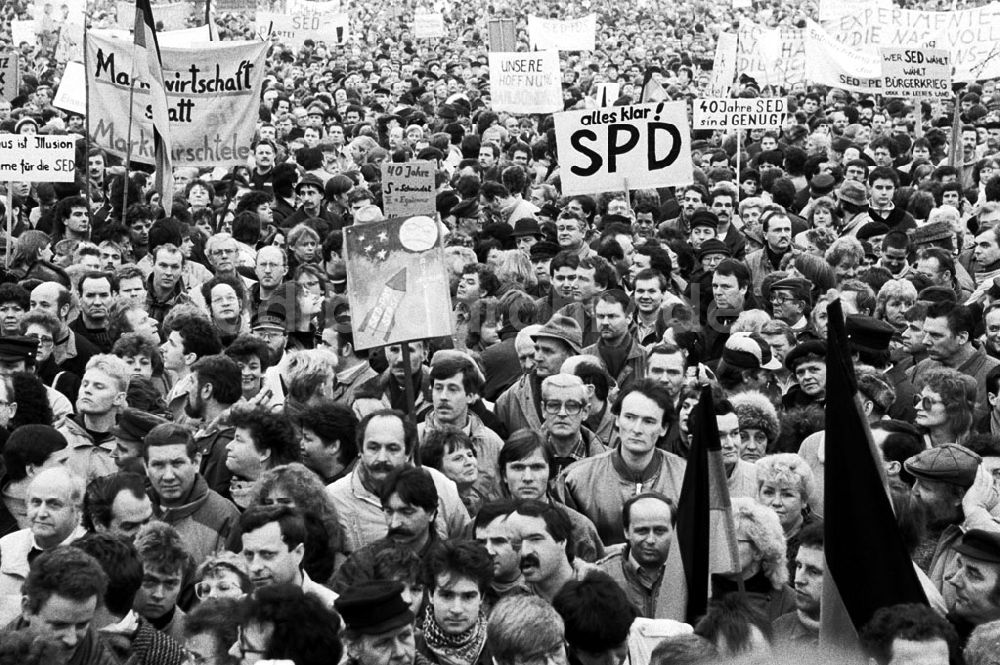 DDR-Bildarchiv: Berlin-Mitte - Mitte-Berlin SPD-Demo auf dem Alex 14.01.90 Foto: Lange Umschlagnummer: 0066