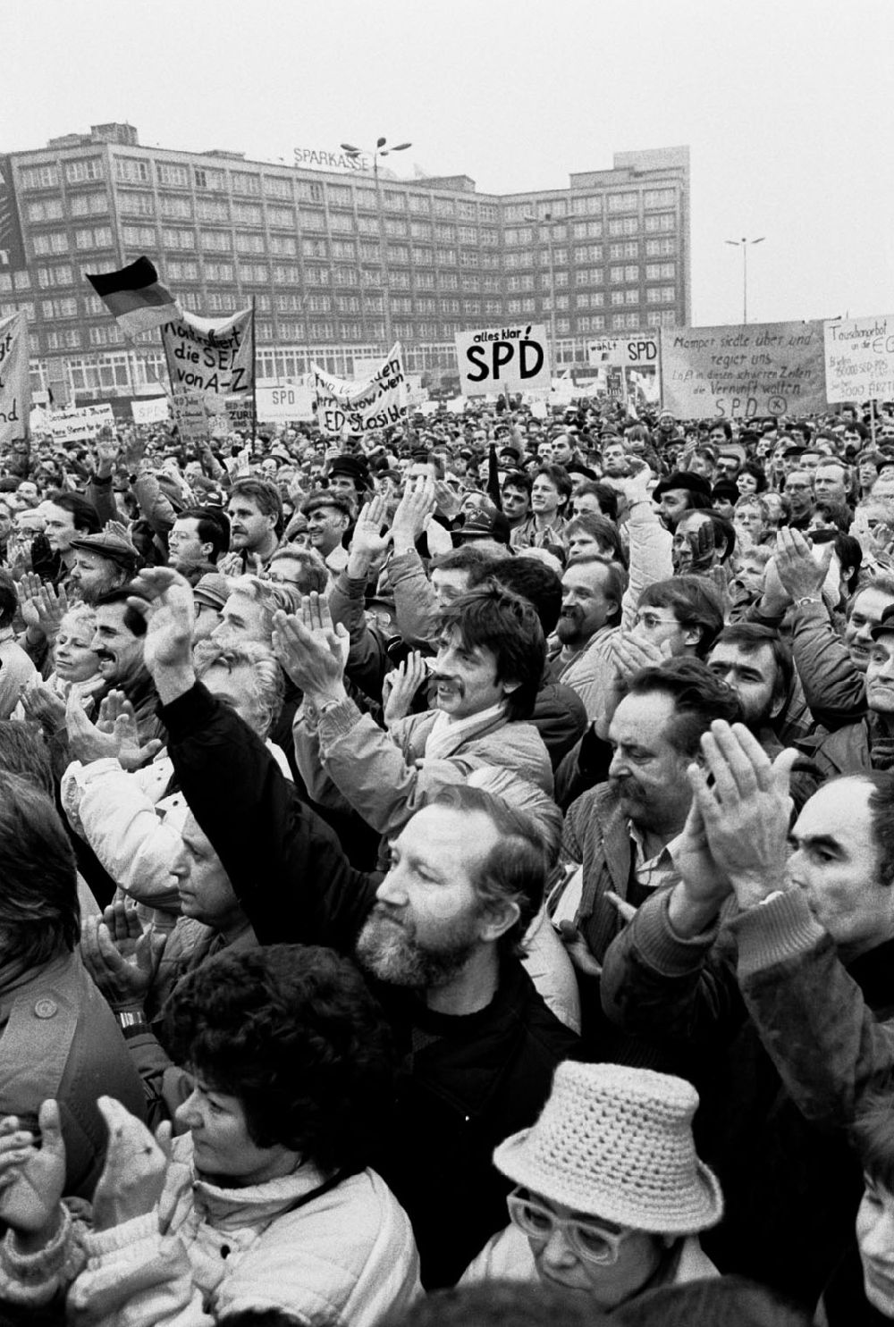 DDR-Fotoarchiv: Berlin-Mitte - Mitte-Berlin SPD-Demo auf dem Alex 14.01.90 Foto: Lange Umschlagnummer: 0066