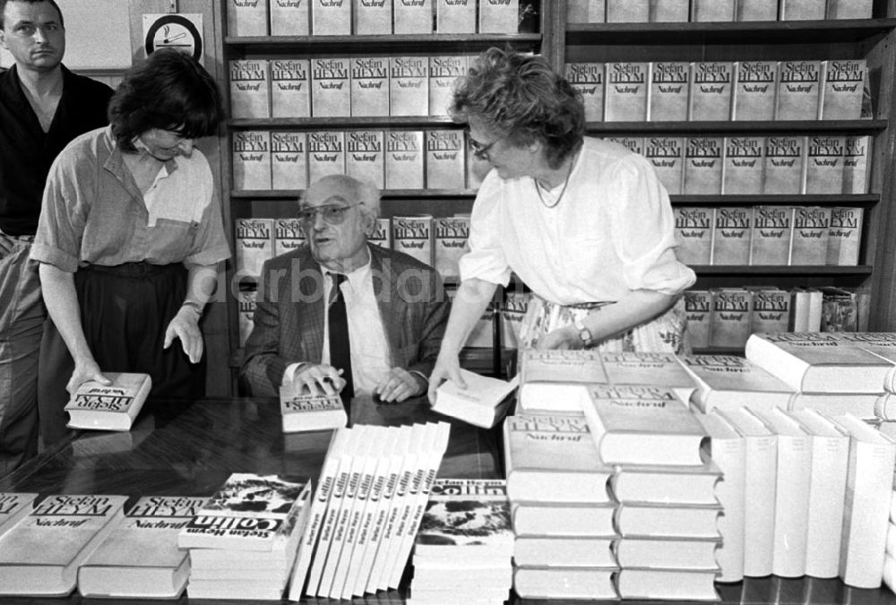 Berlin-Mitte: Mitte-Berlin Stefan Heym in der Karl-Marx-Buchhandlung 21.06.90 Foto: Lange Umschlagnummer: 0838