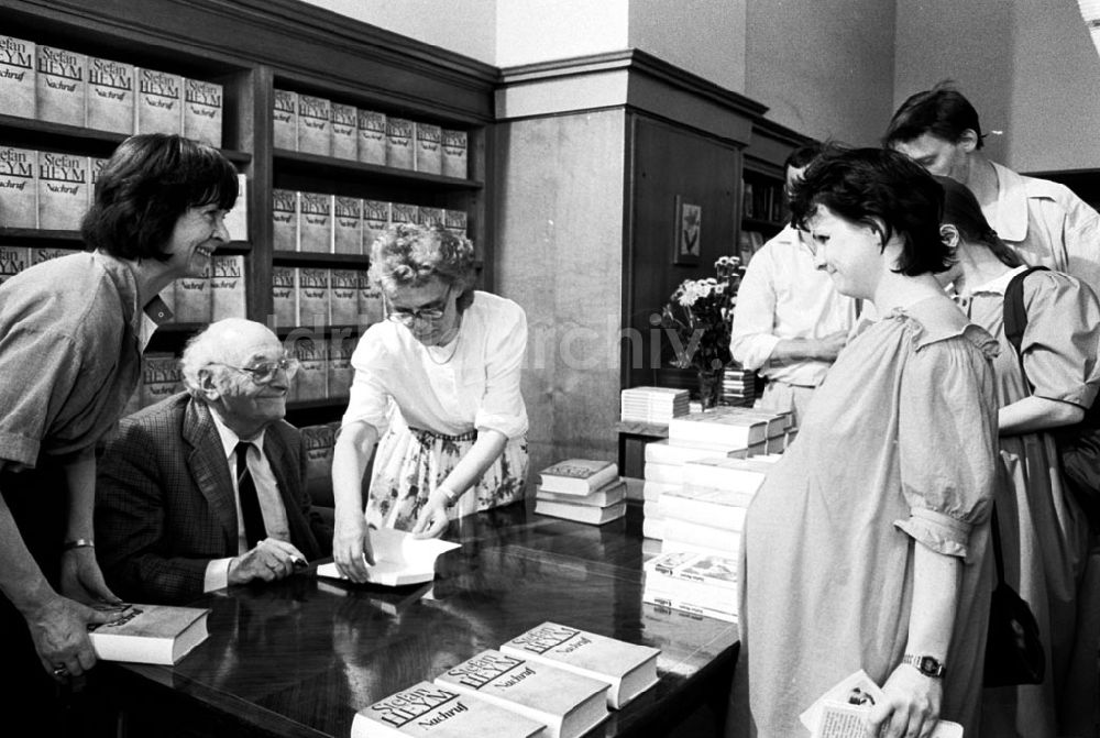 DDR-Bildarchiv: Berlin-Mitte - Mitte-Berlin Stefan Heym in der Karl-Marx-Buchhandlung 21.06.90 Foto: Lange Umschlagnummer: 0838