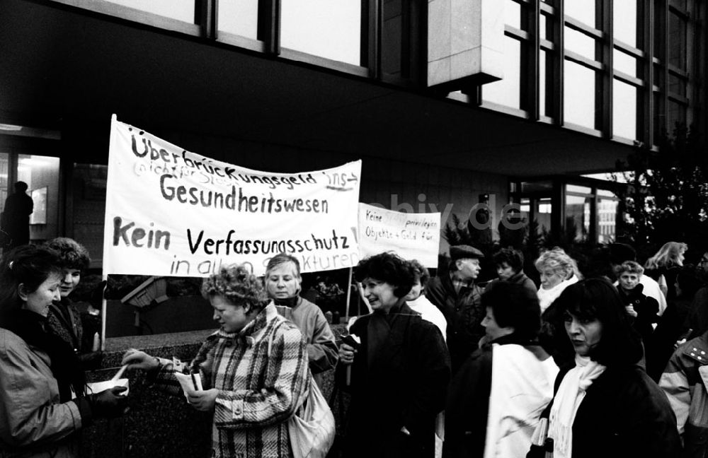 DDR-Bildarchiv: Berlin-Mitte - Mitte - Berlin Volkskammertagung und Demo vor der Volkskammer 11.01.90 Foto: ND/Lange Umschlagnummer: 0049