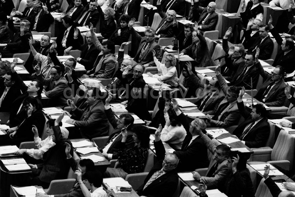 DDR-Fotoarchiv: Berlin-Mitte - Mitte - Berlin Volkskammertagung 12.01.90 Foto: ND/Lange Umschlagnummer: 0055