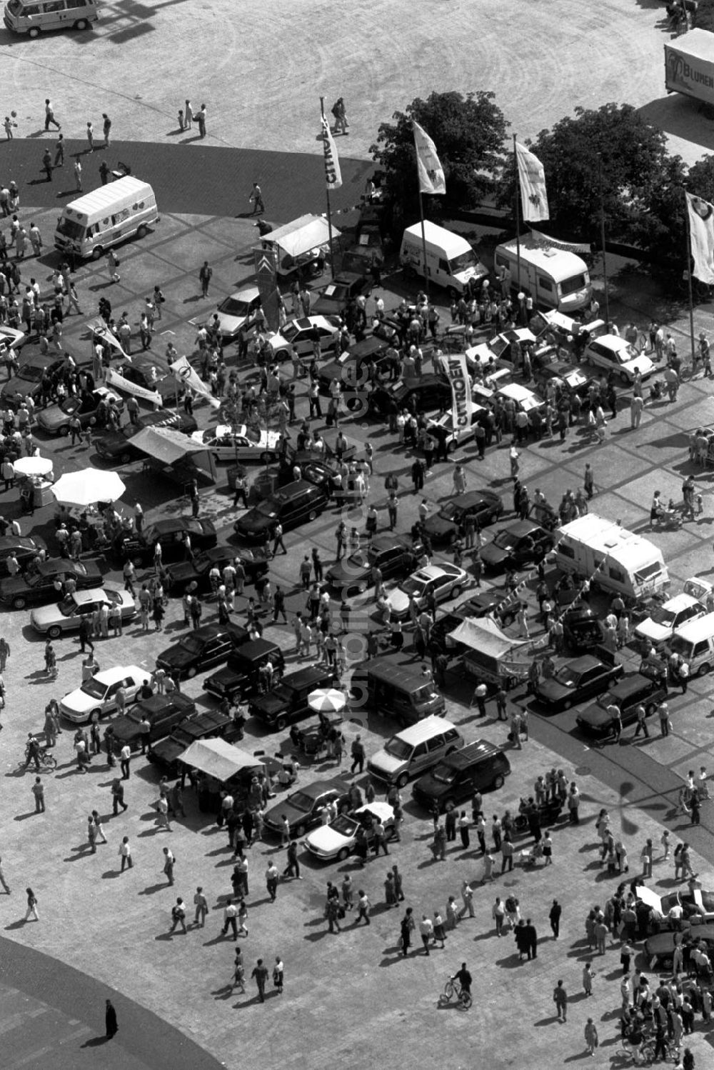 DDR-Fotoarchiv: Berlin-Mitte - Mitte/Berlin Automarkt auf dem Alex 15.07.90 Foto: Grahn Umschlagnummer: 0940