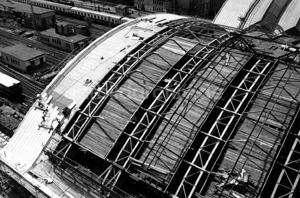 DDR-Fotoarchiv: Berlin-Mitte - Mitte/Berlin Dachdeckerarbeiten am Ostbahnhof 06.08.90 Foto:Grahn Umschlagnummer: 1023