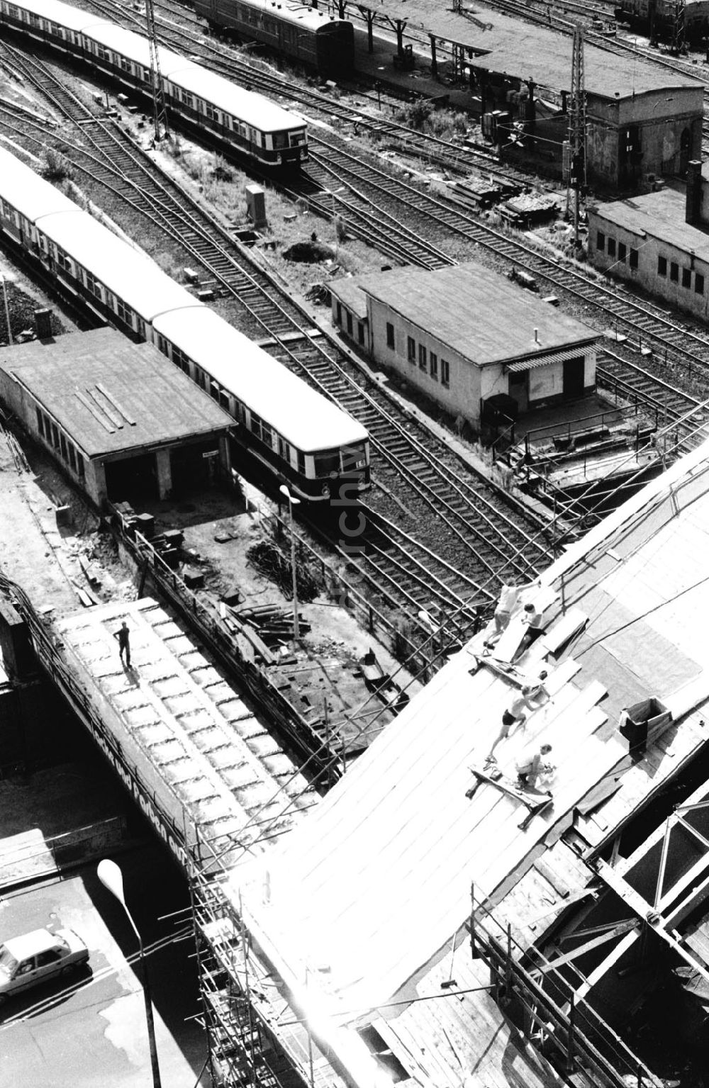 Berlin-Mitte: Mitte/Berlin Dachdeckerarbeiten am Ostbahnhof 06.08.90 Foto:Grahn Umschlagnummer: 1023