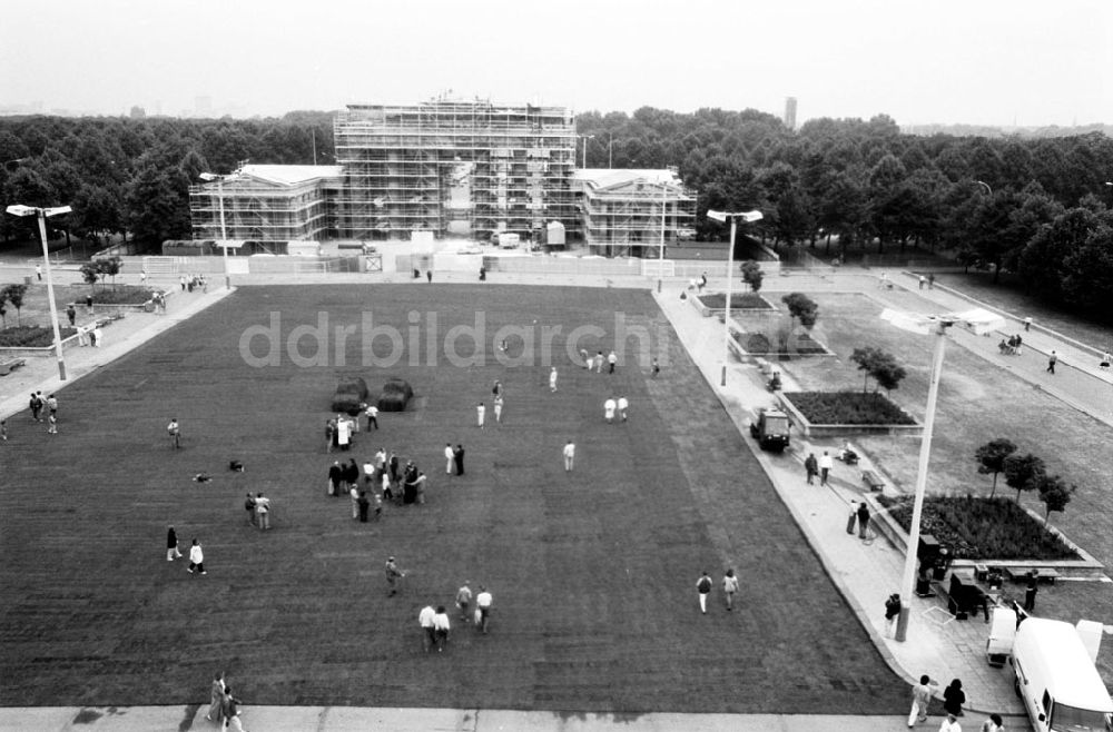 DDR-Bildarchiv: Berlin-Mitte - Mitte/Berlin Einlegen des Pariser Platzes mit Rollrasen durch westdeutsche Umweltgruppe 26