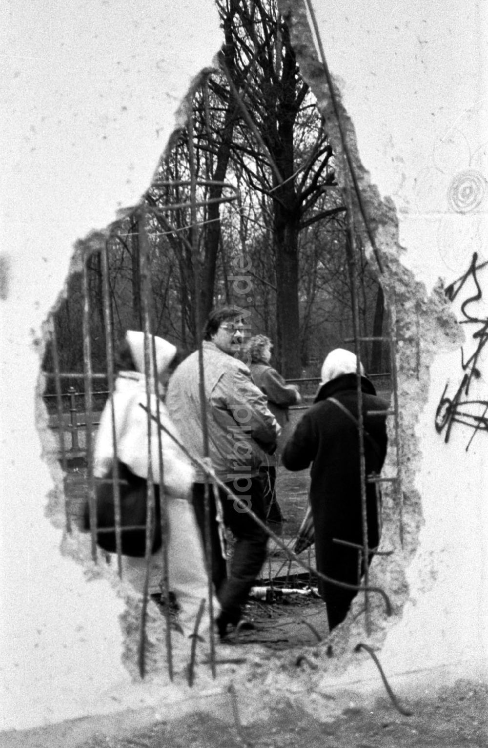 DDR-Bildarchiv: Berlin-Mitte - Mitte/Berlin Mauerzerstörungen am Brandenburger Tor 15.01.90 Foto: Grahn Umschlagnummer: 0072