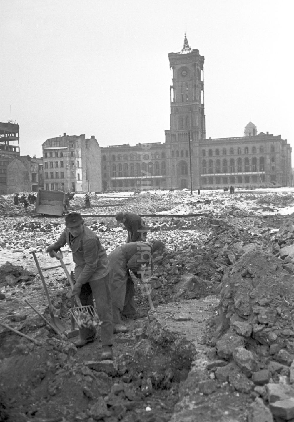 DDR-Bildarchiv: Berlin - Männer und Frauen bei Entrümmerungs- und Aufräumarbeiten vor dem Roten Rathaus in Berlin in der DDR