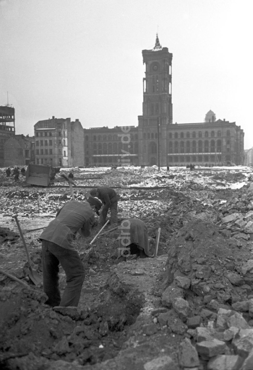 DDR-Fotoarchiv: Berlin - Männer und Frauen bei Entrümmerungs- und Aufräumarbeiten vor dem Roten Rathaus in Berlin in der DDR