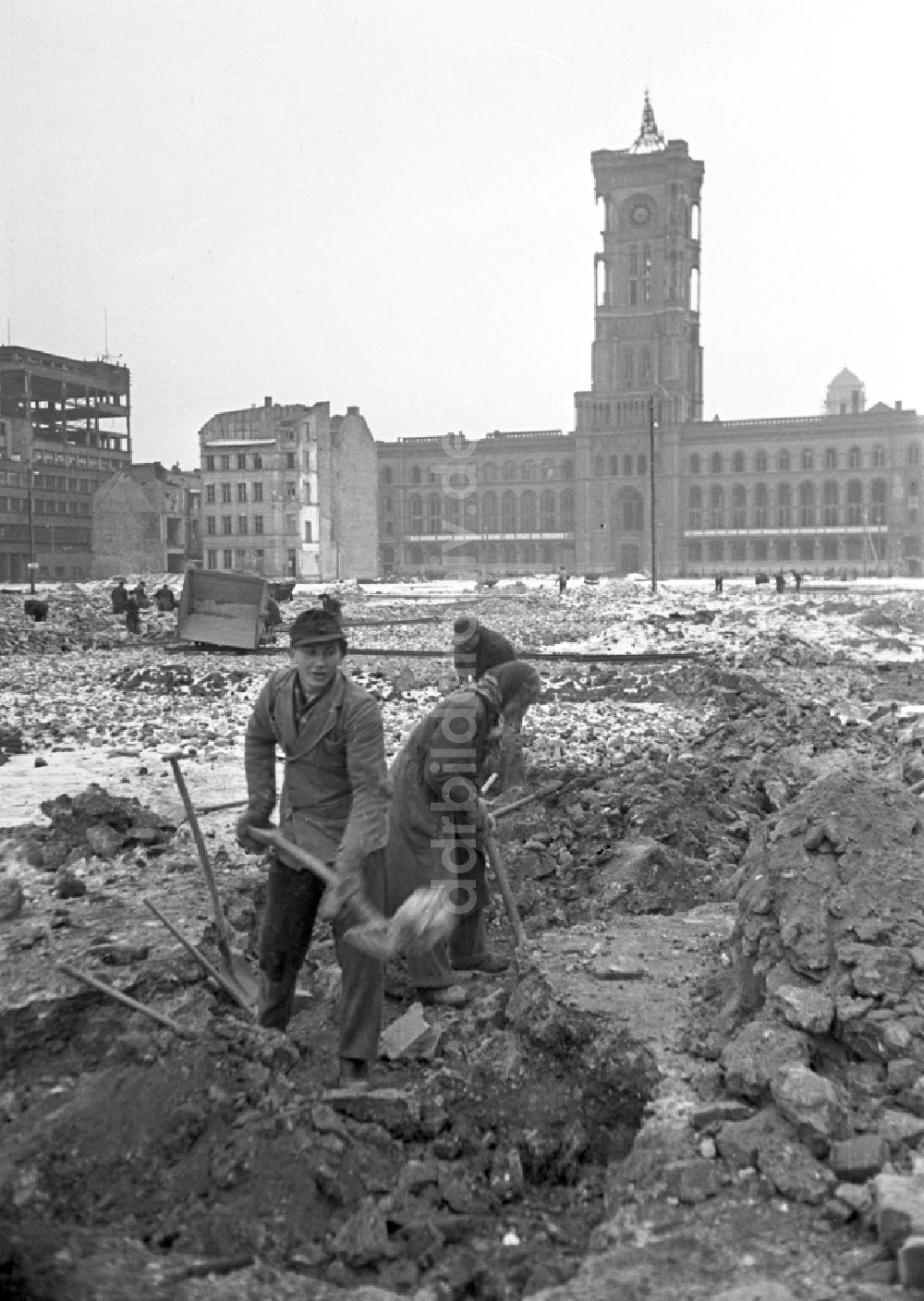 Berlin: Männer und Frauen bei Entrümmerungs- und Aufräumarbeiten vor dem Roten Rathaus in Berlin in der DDR