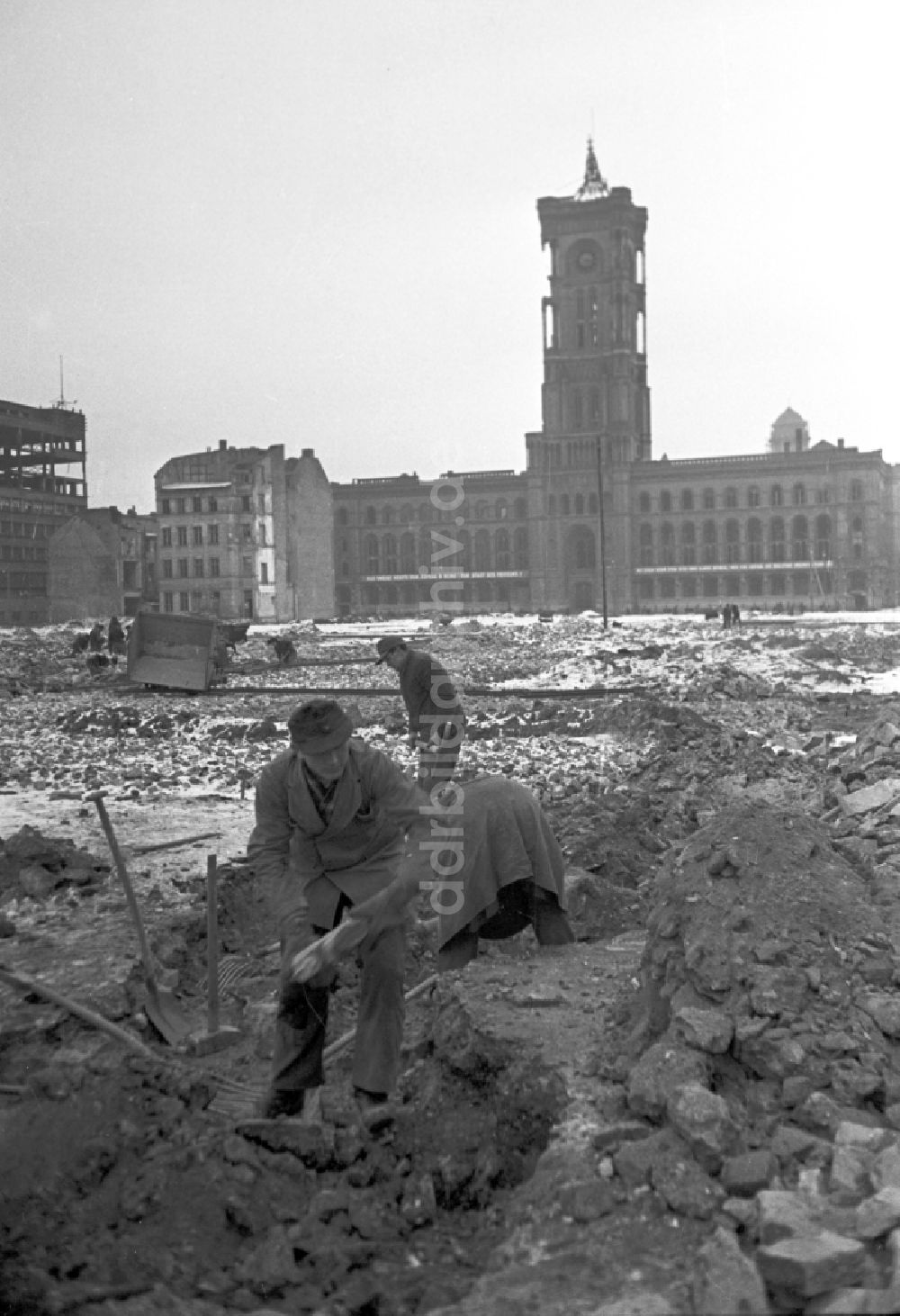 DDR-Bildarchiv: Berlin - Männer und Frauen bei Entrümmerungs- und Aufräumarbeiten vor dem Roten Rathaus in Berlin in der DDR