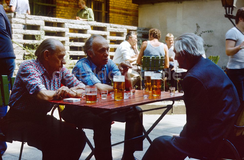 DDR-Bildarchiv: Berlin - Männer sitzen in einem Lokal und trinken Bier in Berlin in der DDR