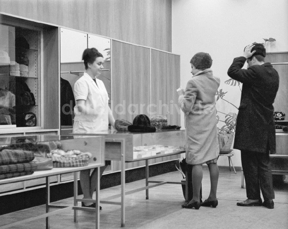 Berlin: Mode und Kleidung von Straßen- Passanten in einem Hutladen in Berlin in DDR