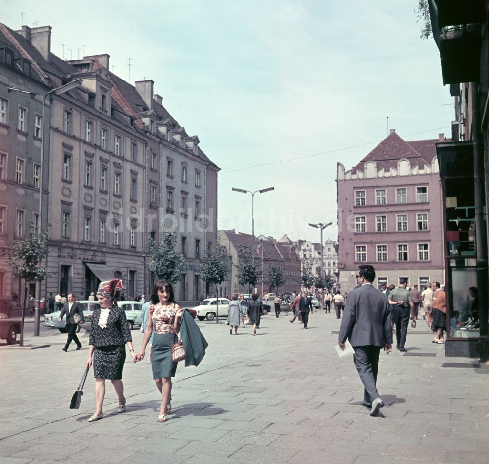 DDR-Bildarchiv: Wroclaw - Breslau - Mode und Kleidung von Straßen- Passanten auf dem Marktplatz in Wroclaw - Breslau in Polen