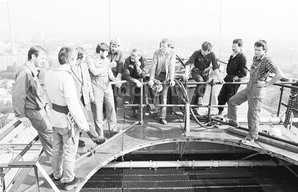 DDR-Fotoarchiv: Berlin - Montage des neuen Kühlturmlüfters auf dem Turm der Klimaanlage der Charité 12.06.1989